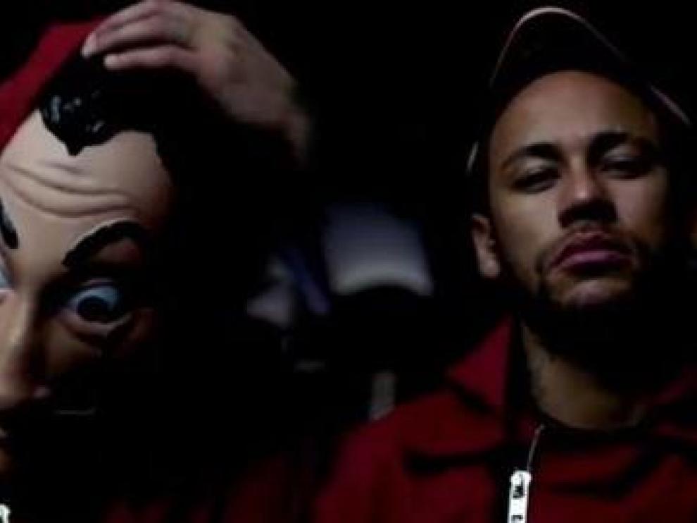 Neymar en dos fotogramas de una escena de la serie