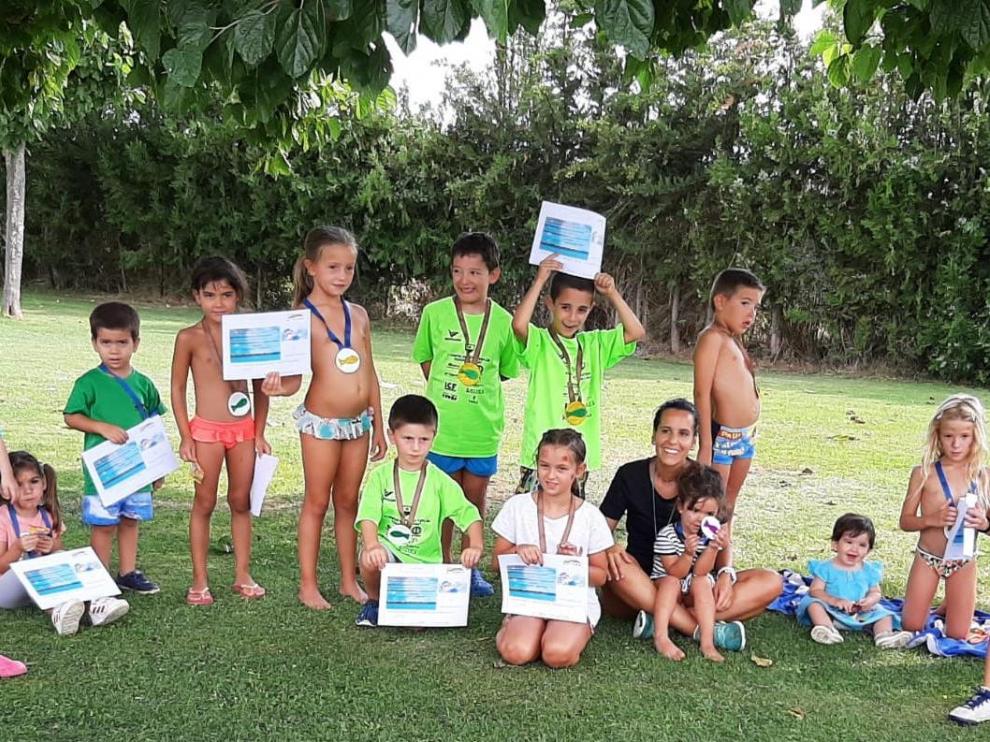 Niños de Esplús en un cursillo de natación este verano.