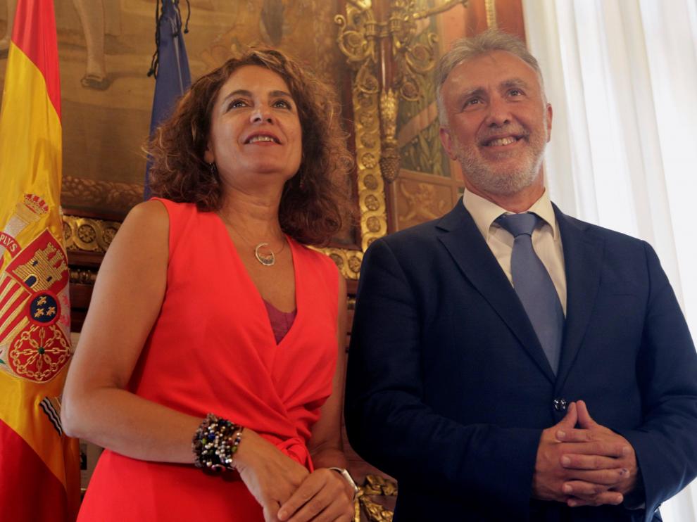 La ministra de Hacienda en funciones, María Jesús Montero, junto al presidente de Canarias.