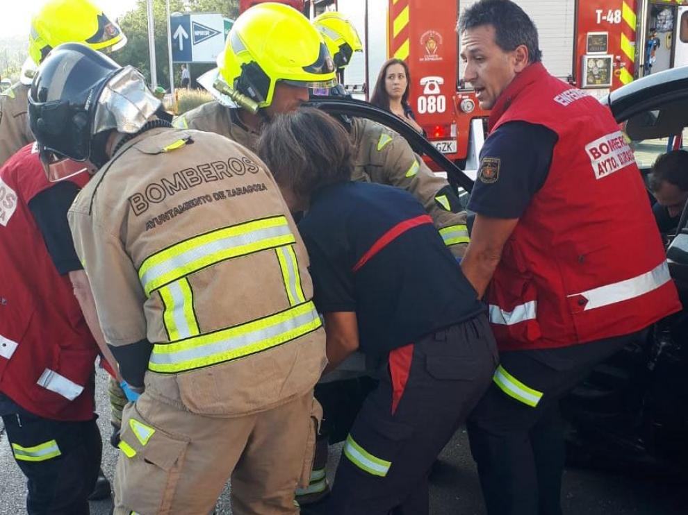 Momento en que los Bomberos de Zaragoza han sacado al conductor del vehículo accidentado