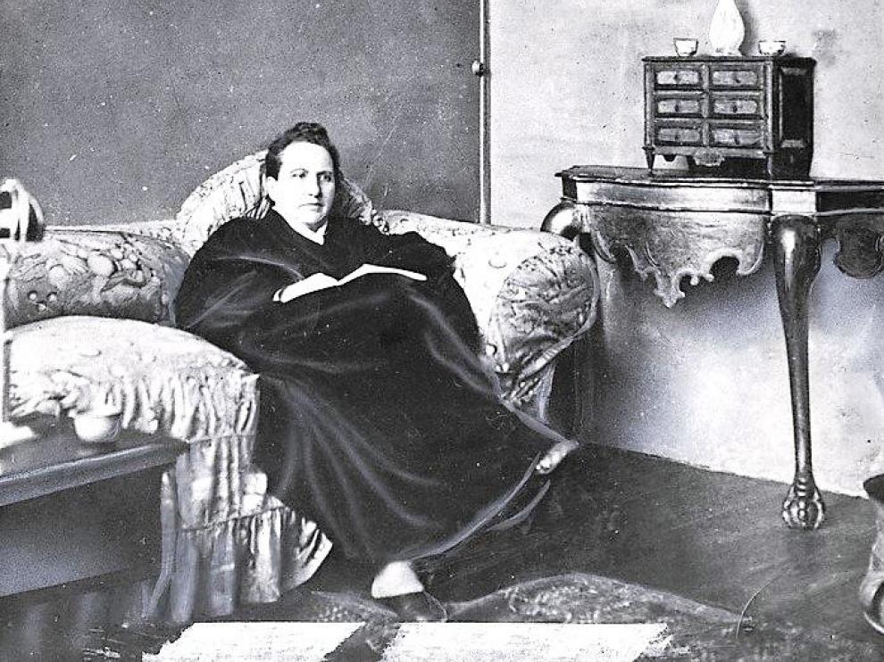 Gretrude Stein junto a su retrato, pintado por Picasso en 1906