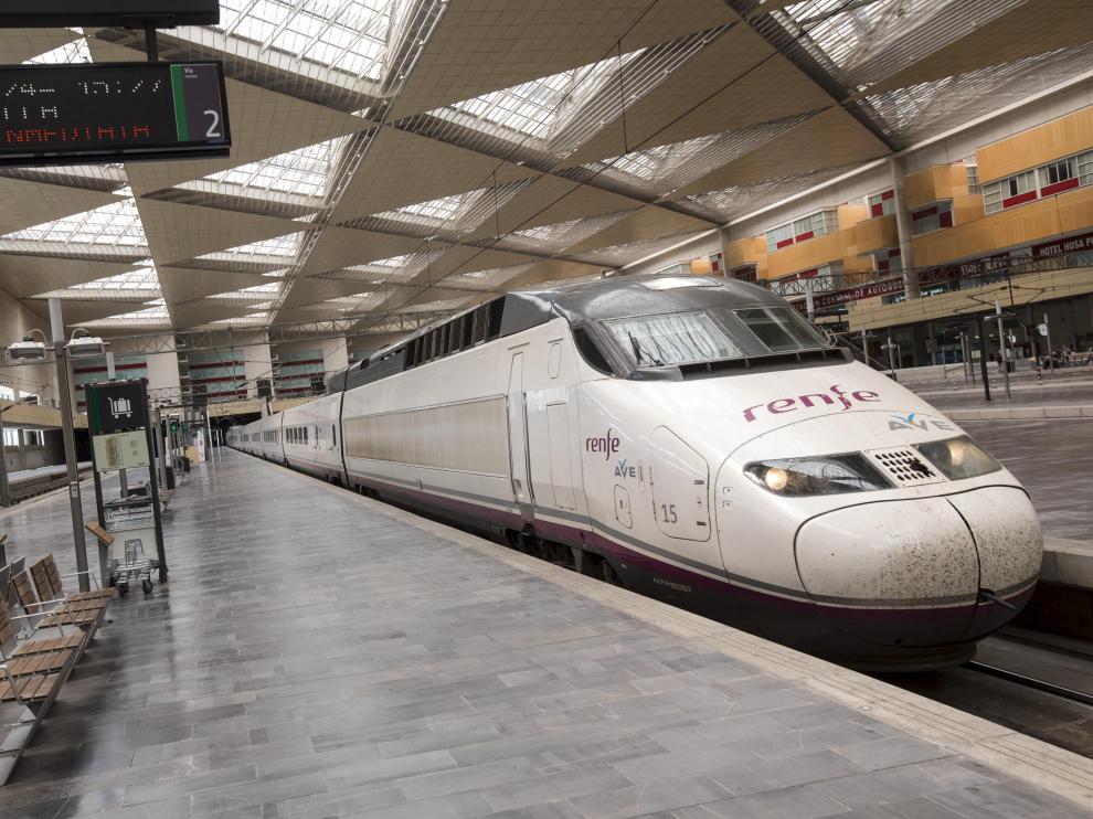 Un tren AVE en la estación de Zaragoza.