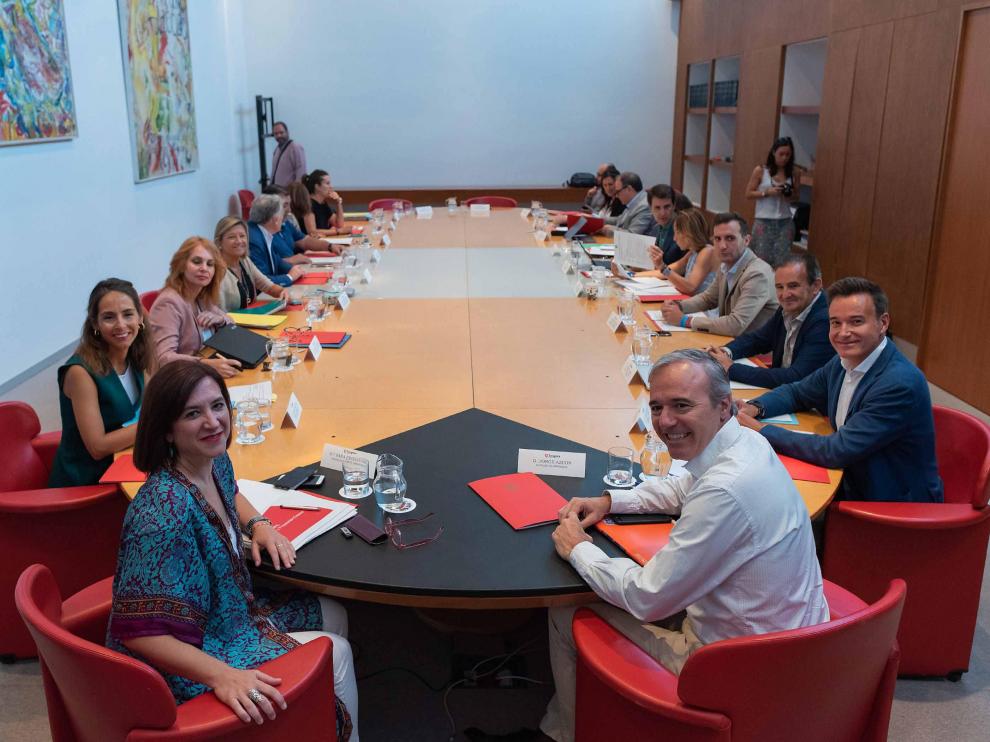 En primer plano, Sara Fernández y Jorge Azcón, junto al resto de miembros del gobierno PP-Cs.