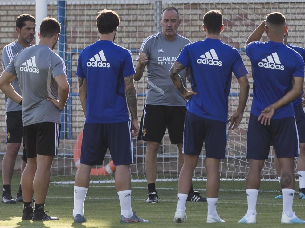 Víctor Fernández, con su cuadro técnico, da instrucciones al equipo antes del entrenamiento del jueves, el último antes de recibir al Elche.