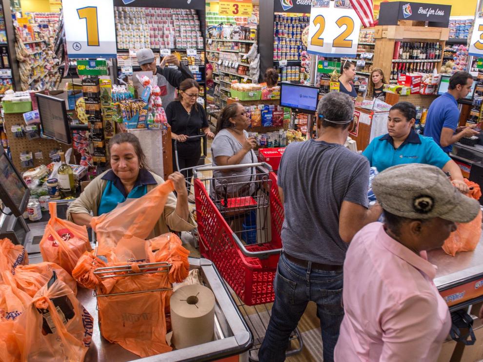 Los habitantes de Florida se abastecen en los supermercados ante la llegada de Dorian
