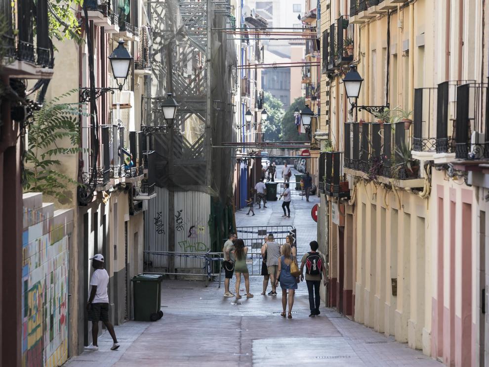 La calle de Pignatelli, a la altura del andamio que impide el paso de los Bomberos.