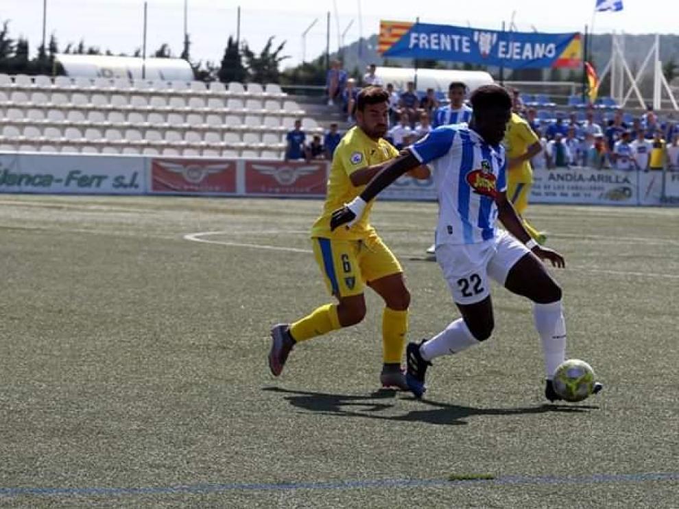 Ronald, futbolista de la SD Ejea, en un partido contra el Orihuela.