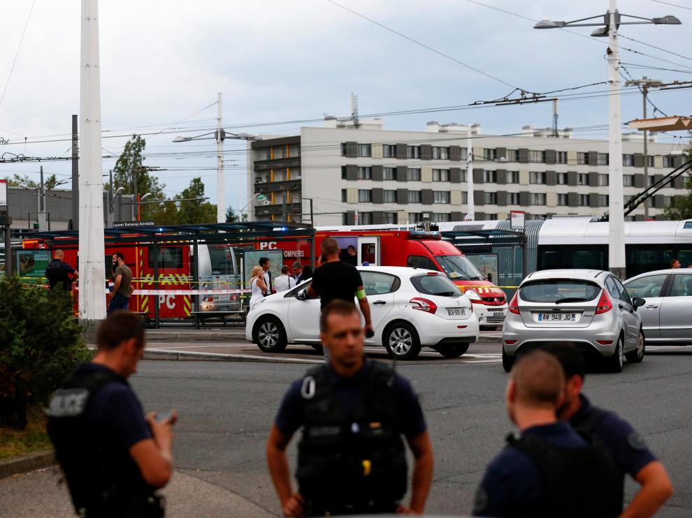 Un muerto y ocho heridos en un ataque con cuchillo cerca de Lyon.