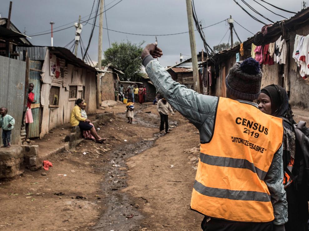 Uno de los encuestadores que recorre Kenia para recopilar datos demográficos.