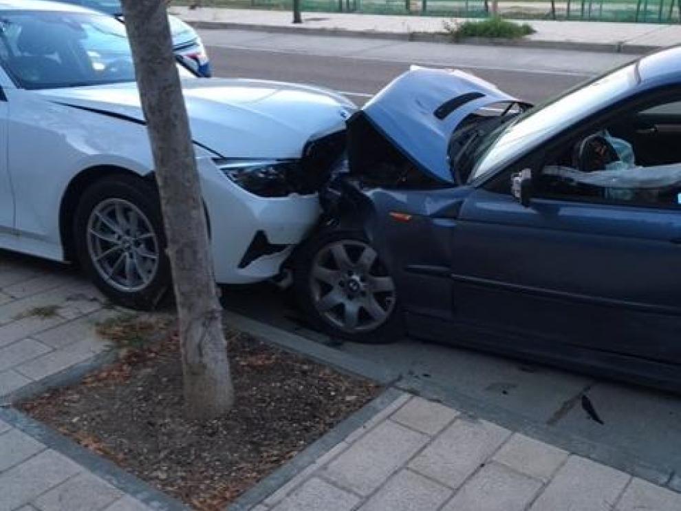 Un coche que circulaba a gran velocidad ha chocado contra otro aparcado en la calle Lagos de Alba