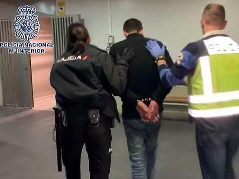 Momento de la detención de la pareja de Daria.