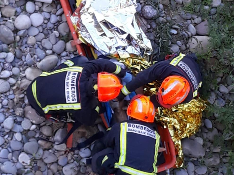 Los bomberos lo han introducido en una camilla para evacuarlo.