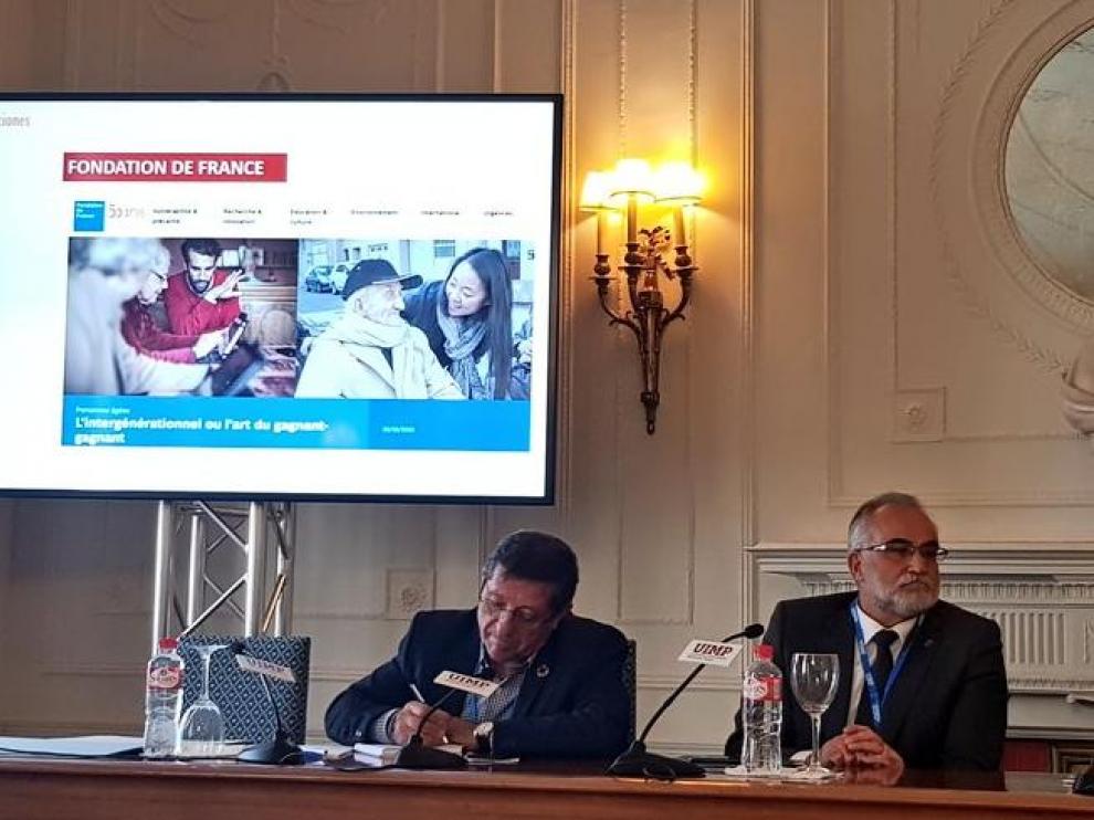 El Lugarteniente del Justicia, en el centro, en una ponencia sobre soledad ayer en Santander.