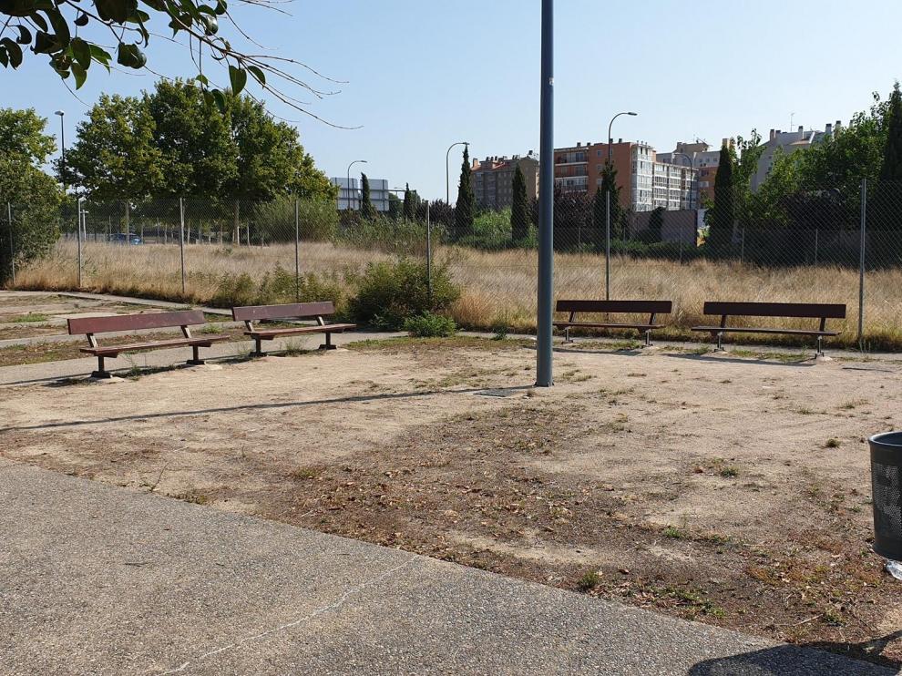 Bancos bajo un sol de justicia en Parque Goya