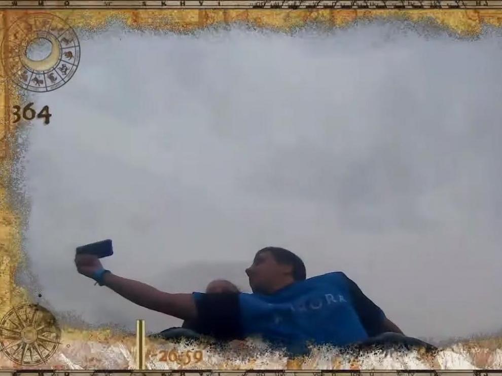 Momento en el que un joven atrapa un móvil al vuelo desde una montaña rusa de PortAventura.