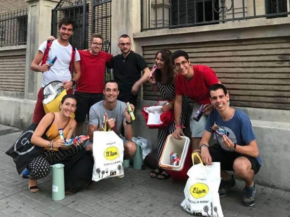 Voluntarios de una ONG entregan helados y bocatas a personas de la calle en Zaragoza.
