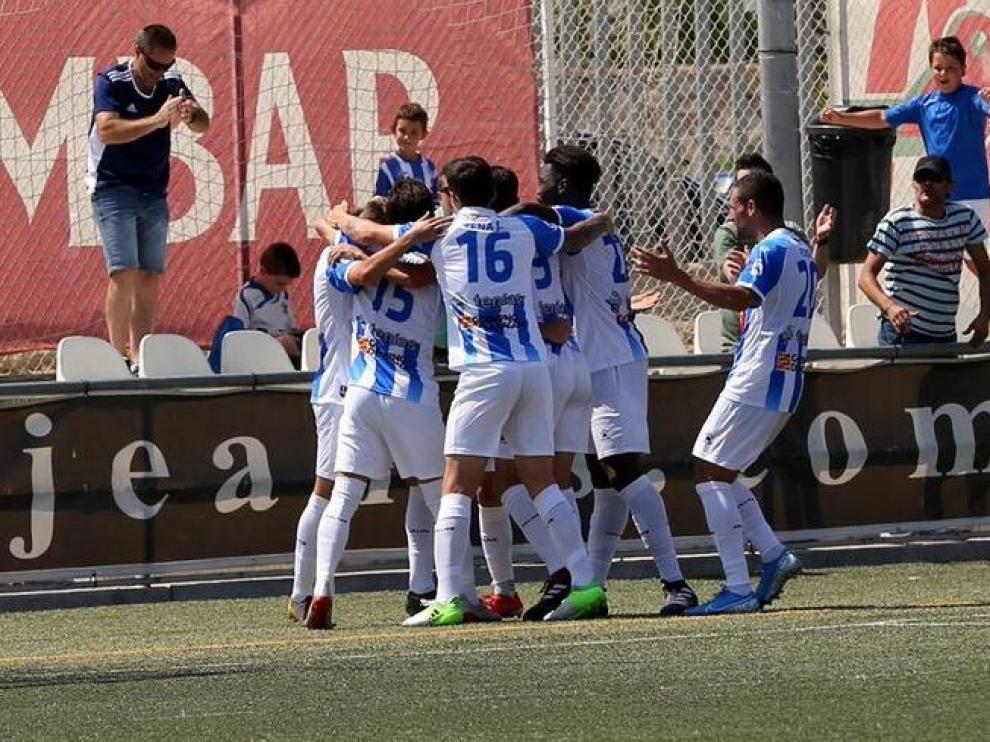 Los jugadores del Ejea celebran un tanto logrado en su estadio.