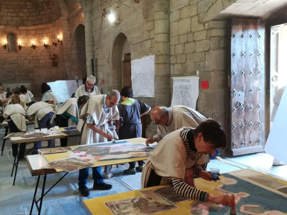 Los participantes en el taller dedicaron ayer toda la jornada a reproducir las pinturas murales de Urriés de la forma más fiel.