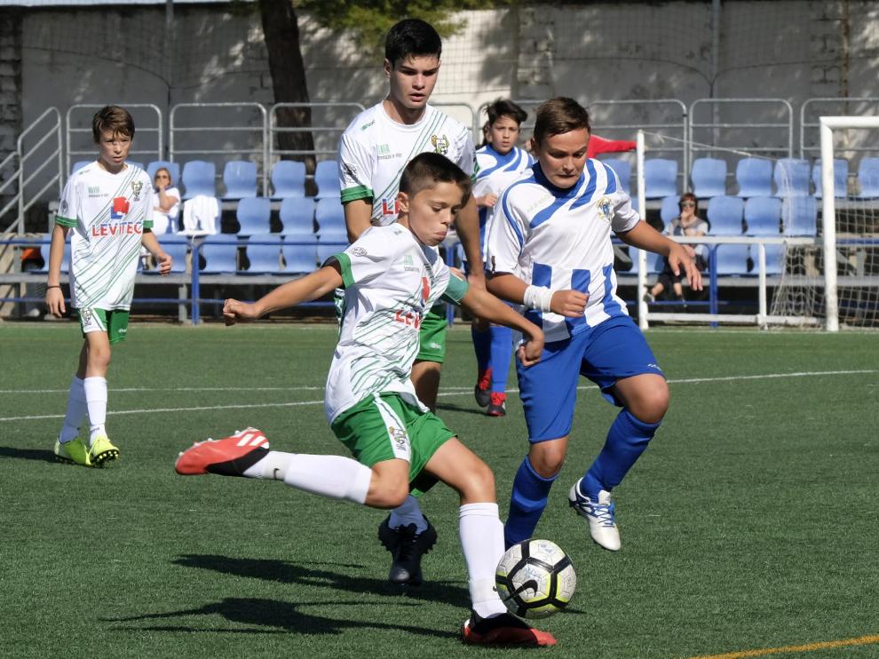 Un lance del partido entre el Peñas Oscenses y el Ejea de División de Honor Infantil.