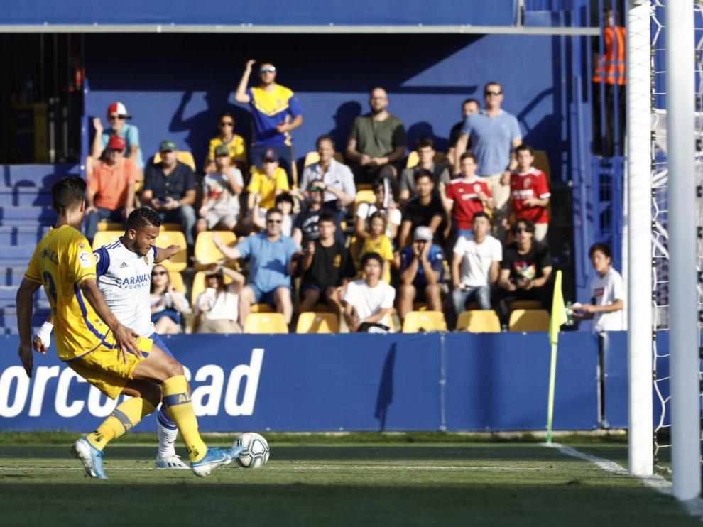 Momento en el que Luis Suárez, ya levantado del suelo tras ser derribado por el portero del Alcorcón, Dani Jiménez, en un mano a mano, se dispone a marcar a puerta vacía el 0-2 para el Real Zaragoza, pues Pomares (dorsal 3) llegó tarde a taponarlo.