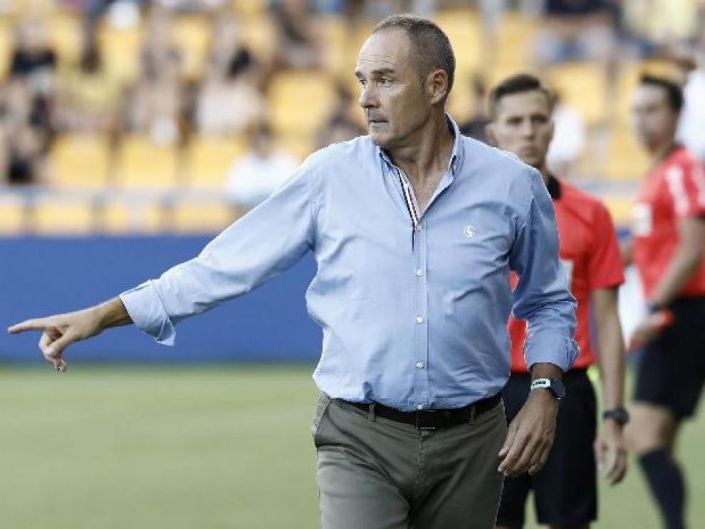 Víctor Fernández, este domingo en la banda del campo de Alcorcón, en plena fase de indicaciones durante el partido.
