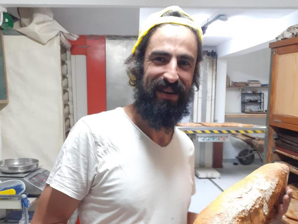 Víctor Charlez en su obrador de pan, ubicado en el municipio oscense de Naval.
