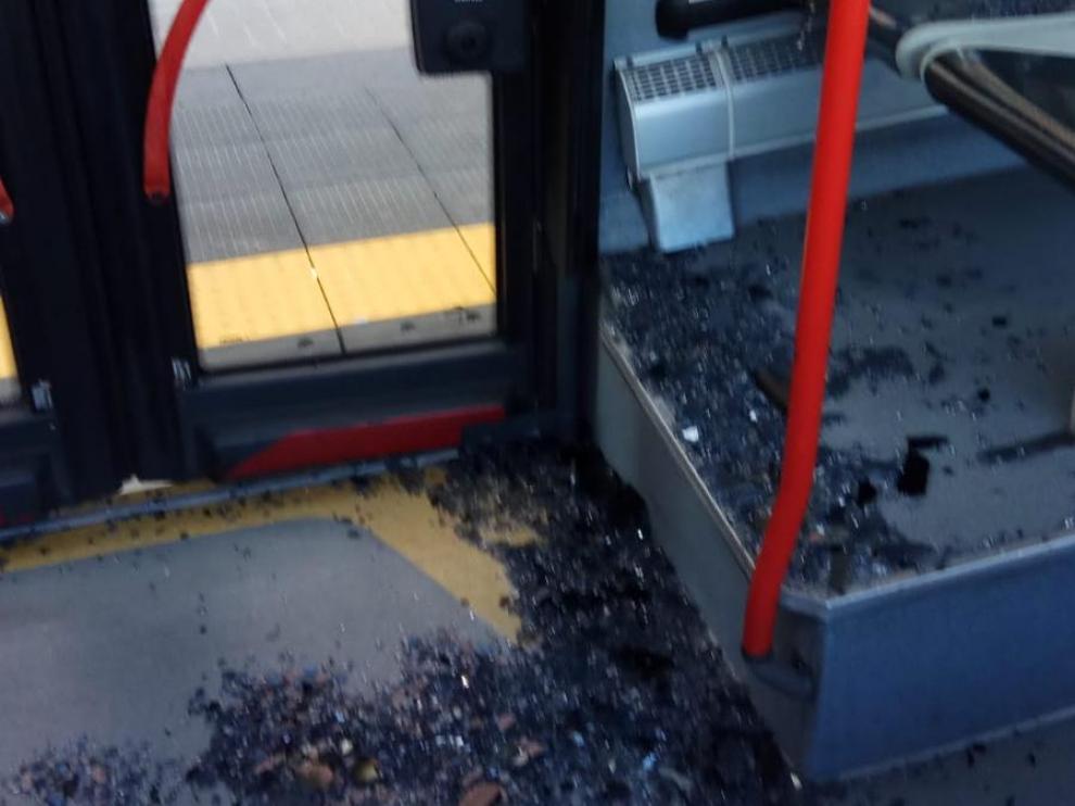 Cristales caídos sobre una viajera en un autobús de la línea 35 esta mañana.