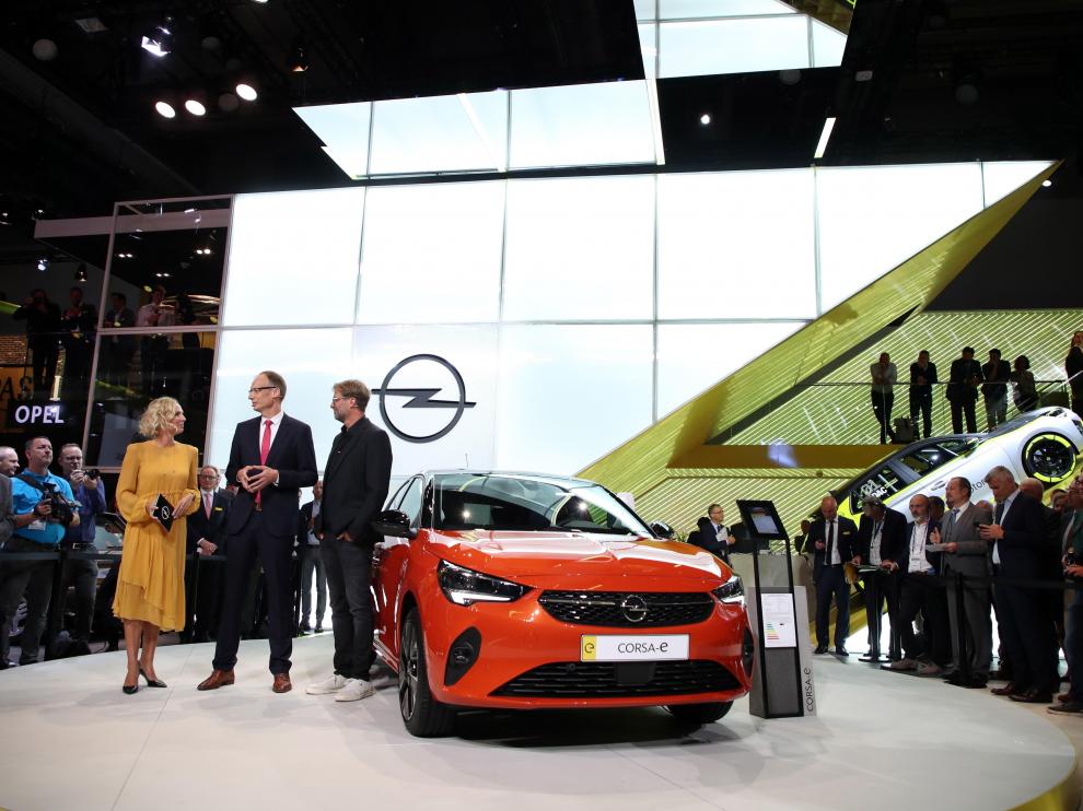 Frankfurt Am Main (Germany), 10/09/2019.- Chief executive of German carmaker Opel, Michael Lohscheller (C) next to German professional football manager, Juergen Klopp (R) attend the Opel presentation in the International Motor Show (IAA) in Frankfurt, Germany, 10 September 2019. The 2019 International Motor Show Germany IAA 2019, which this year promotes itself under the motto 'Driving tomorrow', takes place in Frankfurt am Main from 12 to 22 September 2019. The IAA 2019 will also feature numerous world premieres, and has a special focus on electric mobility and digitization. (Alemania) EFE/EPA/FRIEDEMANN VOGEL IAA 2019 - International Motor Show