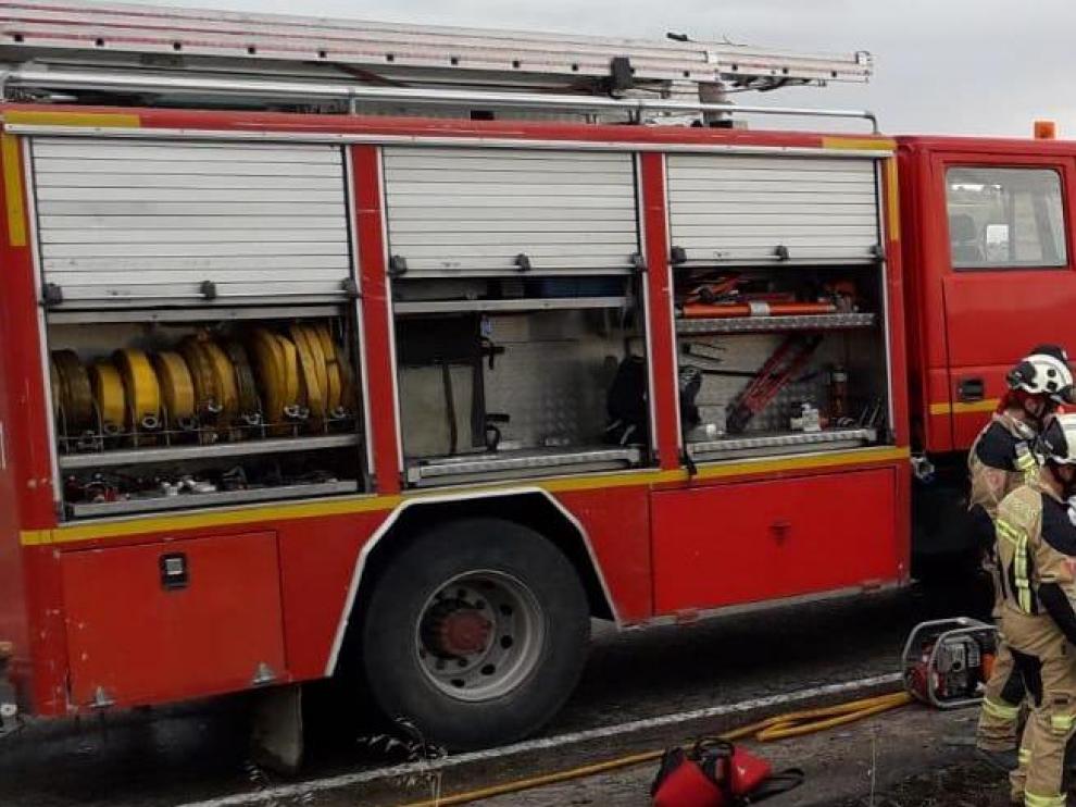 Los bomberos de la DPZ y del Bajo Cinca excarcelaron el cuerpo sin vida del conductor del turismo.