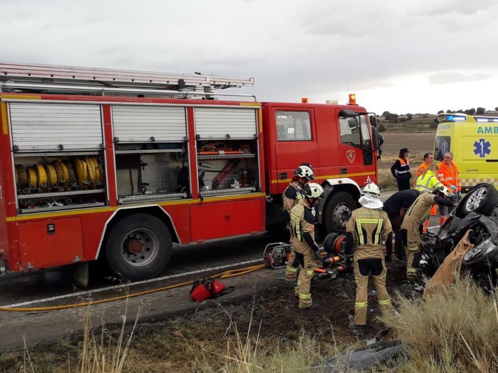 Los bomberos de la DPZ y del Bajo Cinca excarcelaron el cuerpo sin vida del conductor del turismo.