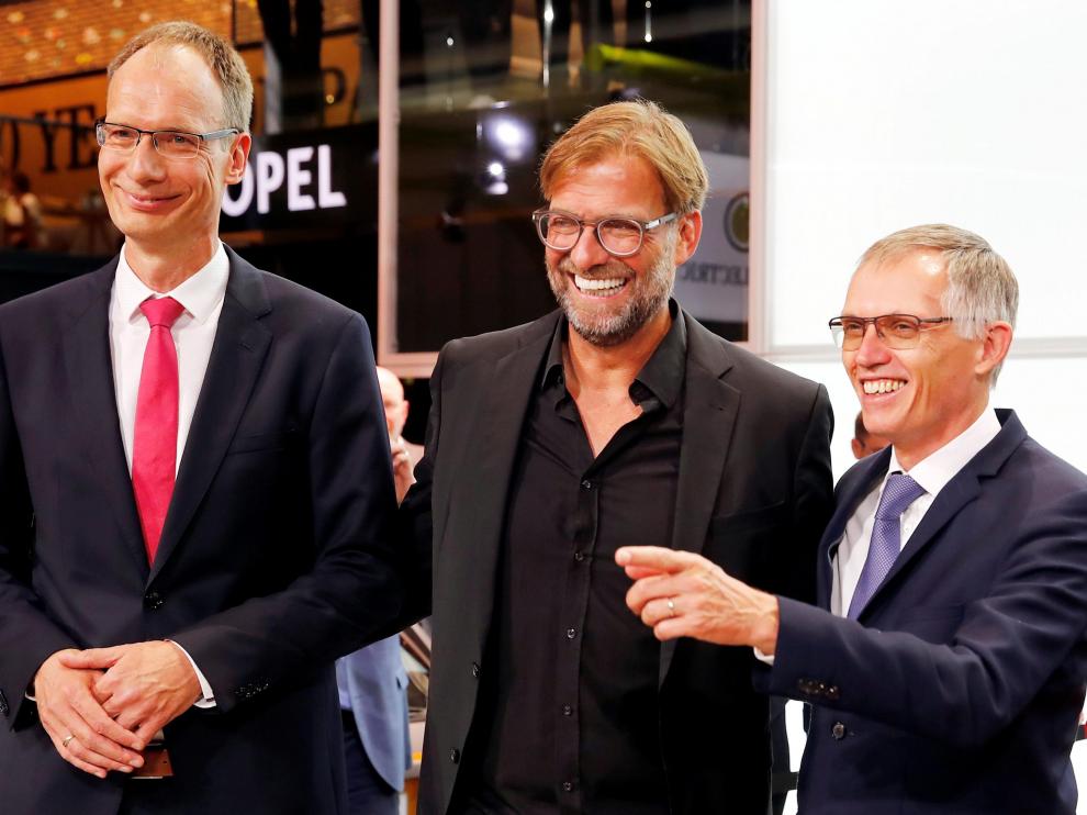 Michael Lohscheller, CEO de Opel; Jurgen Klopp, entrenador del Liverpool y Carlos Tavares, director ejecutivo del grupo PSA, este martes en Fráncfort.