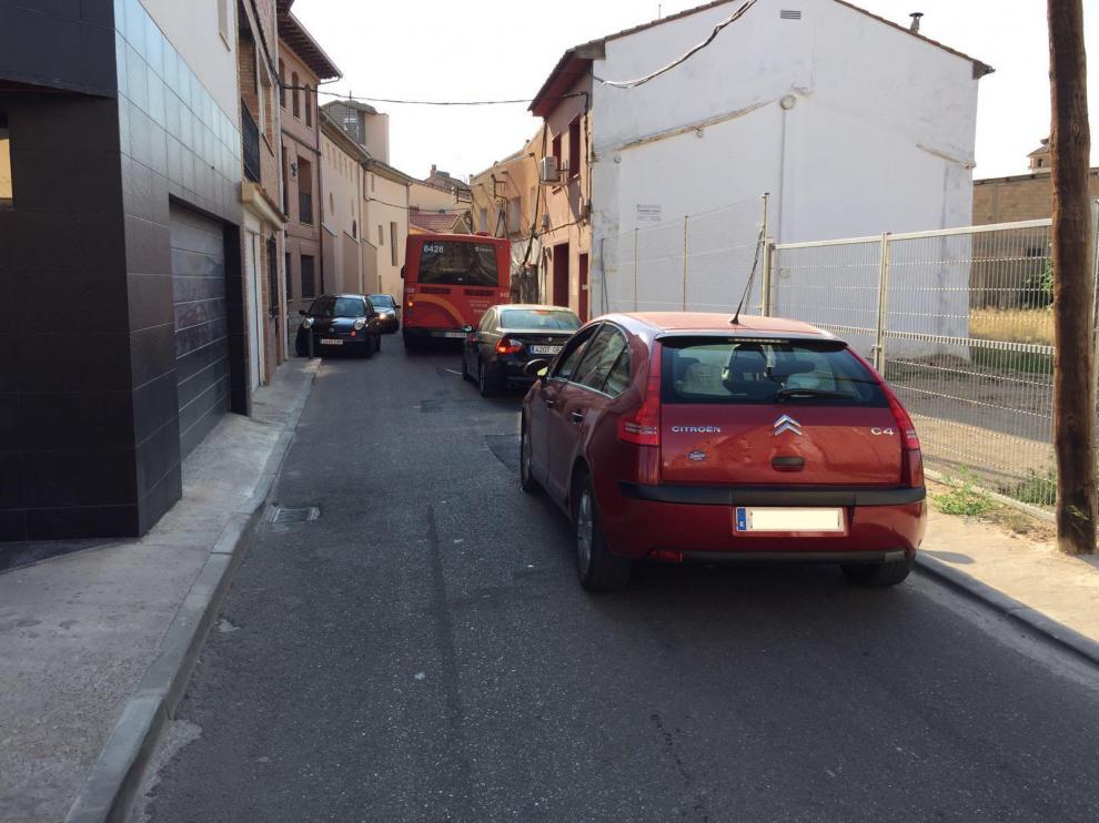 En el punto más estrecho de la calle de San Juan son frecuentes los embotellamientos