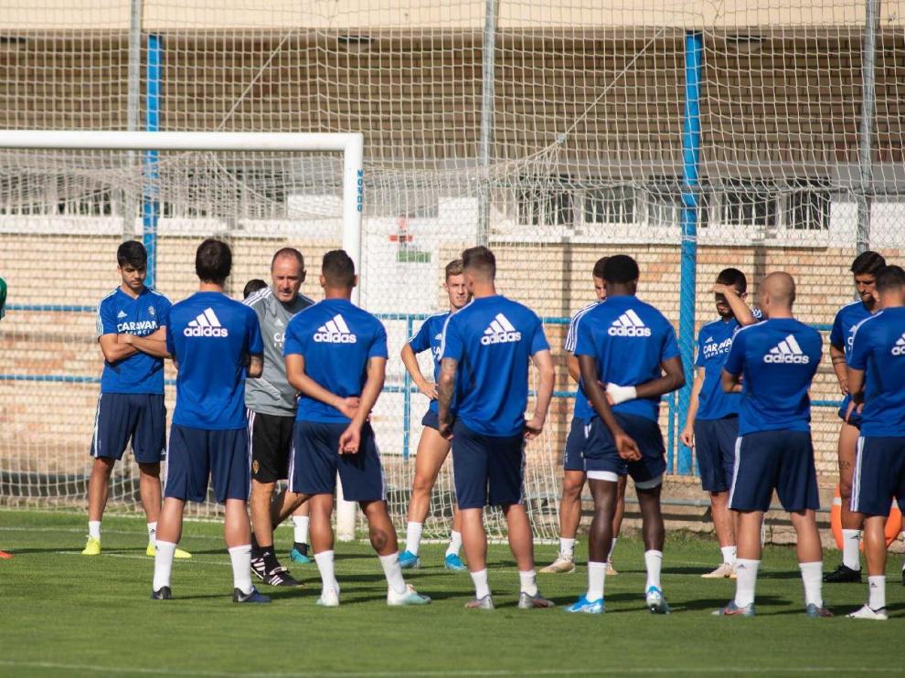 Víctor Fernández, en la charla inicial del entrenamiento en la Ciudad Deportiva.