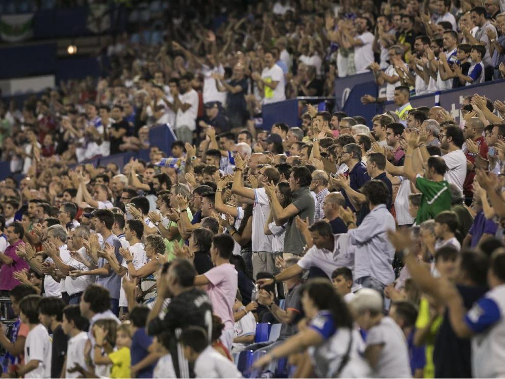 Imagen de la afición zaragocista en La Romareda, con las gradas casi llenas, celebrando el 1-0 en el último partido ante el Elche.