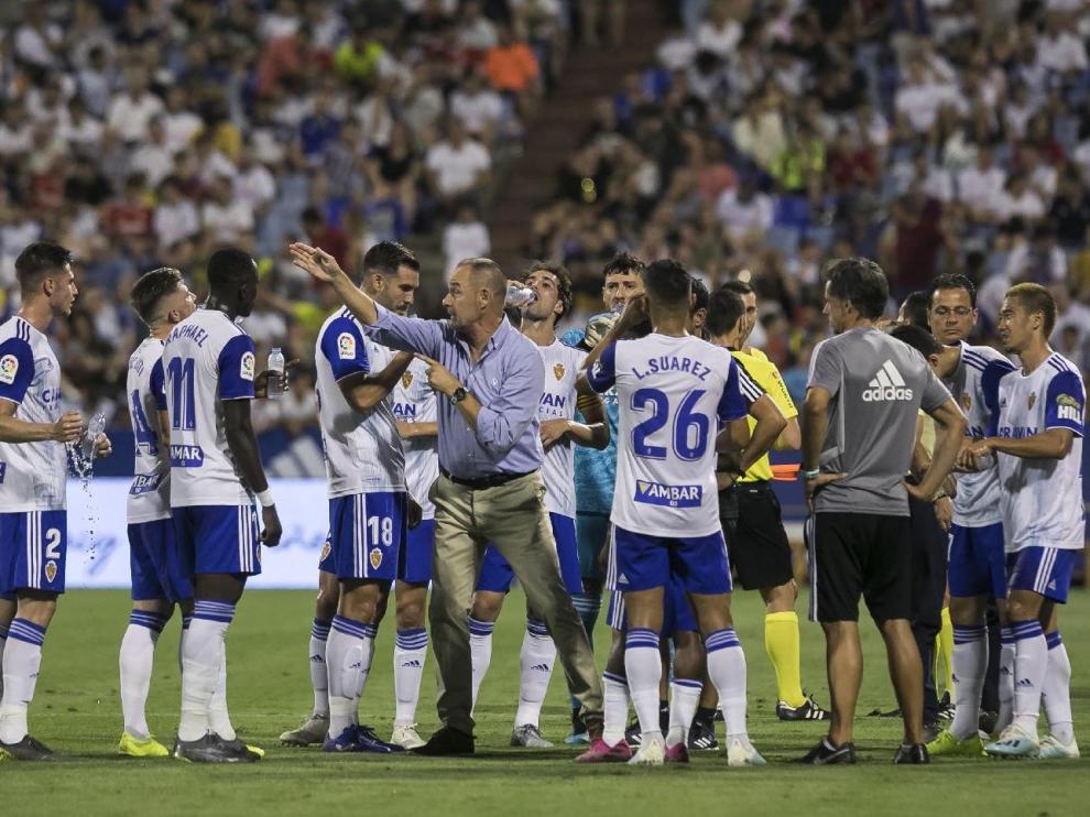 Los jugadores del Real Zaragoza y Víctor Fernández, durante el tiempo de hidratación, mediada la segunda parte, en el último partido en La Romareda, que el equipo aragonés venció por 1-0 de penalti en el minuto 87.