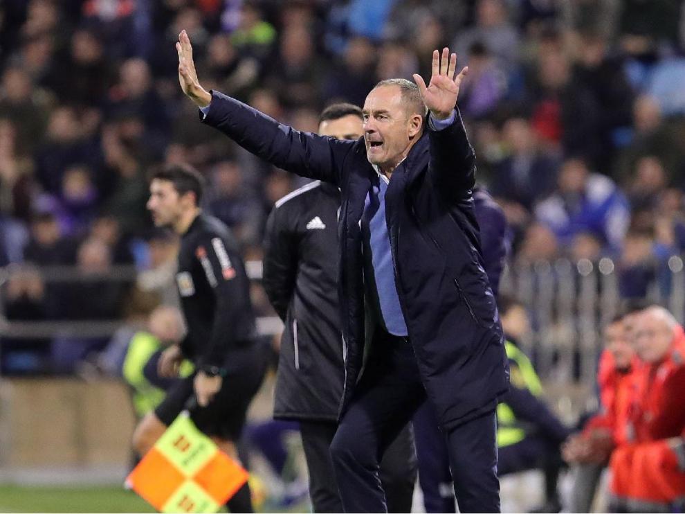 Víctor Fernández, nervioso y alterado, en la recta final del Real Zaragoza-Extremadura del año pasado, jugado el 22 de diciembre. Era su debut, con el equipo penúltimo y destrozado tras la primera vuelta con Idiakez y Alcaraz. Ganó el Zaragoza 2-1.
