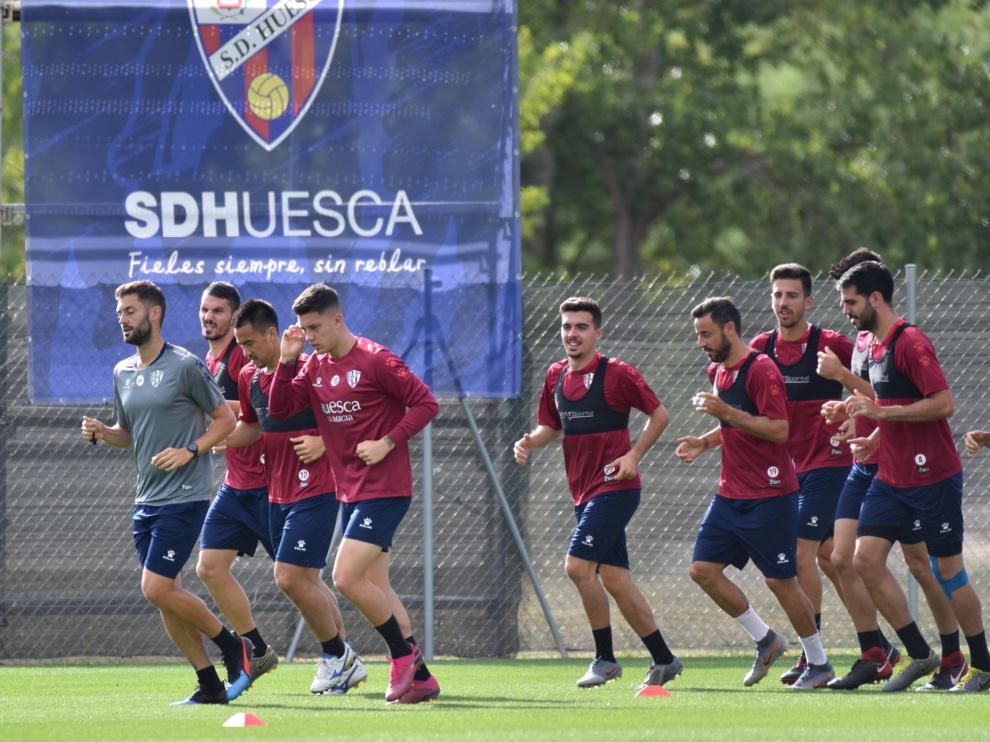 Los jugadores de la SD Huesca, en el entrenamiento de este domingo.