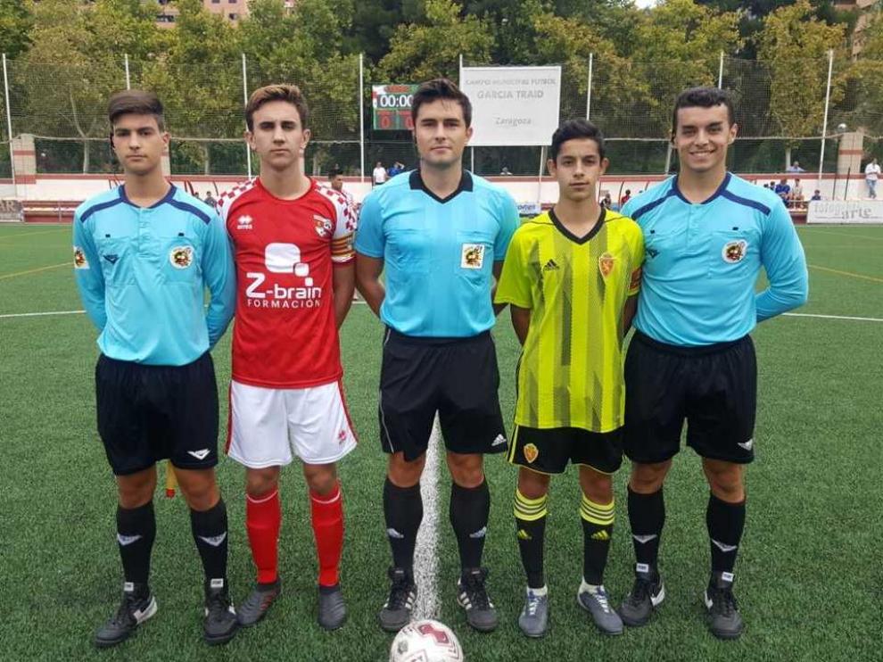 Imagen antes del comienzo del encuentro entre el Hernán Cortes y el Real Zaragoza juvenil B.
