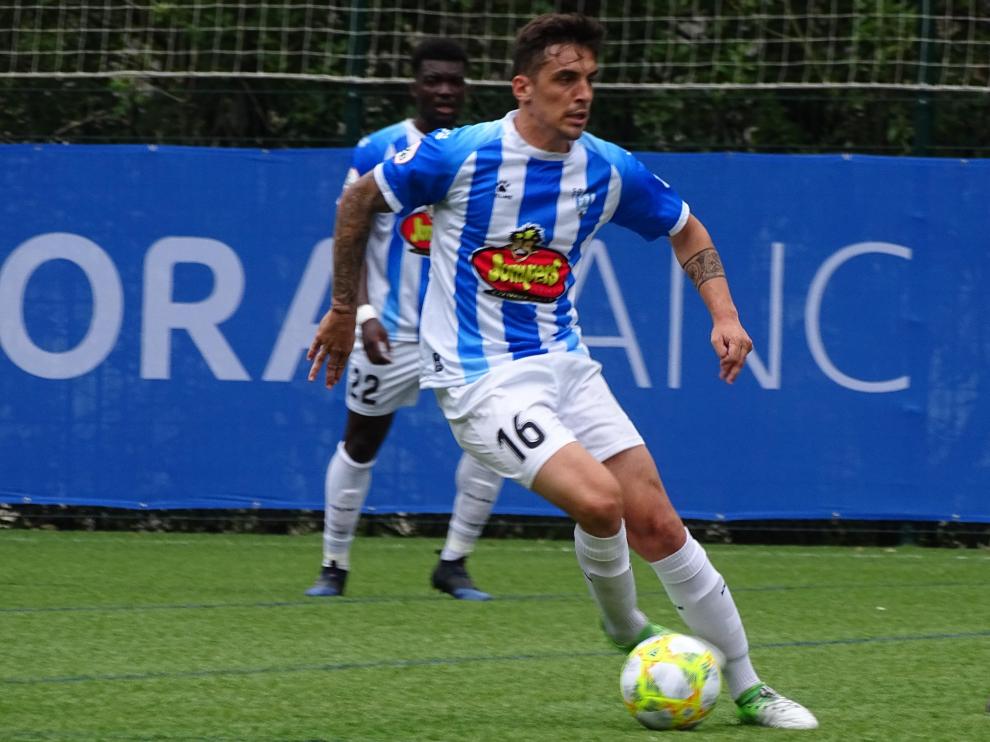 Un jugador del Ejea conduce el esférico ante el Andorra.
