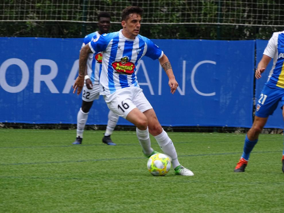 Un jugador del Ejea conduce el esférico ante el Andorra.
