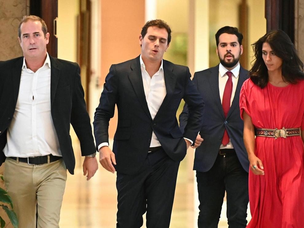 El presidente de Ciudadanos, Albert Rivera (2i), junto a su secretario de Comunicación, Fernando de Páramo (2d), entre otros, a su llegada a la reunión que ha mantenido con el líder del PP