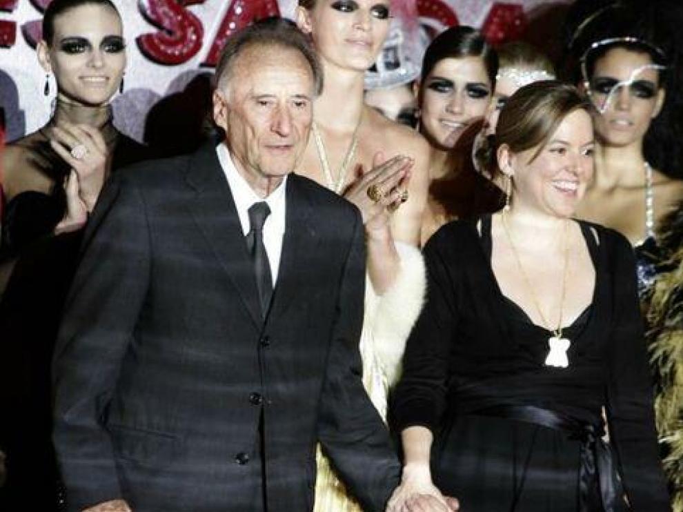 Imagen del 2007 del diseñador Andrés Sardá junto a su hija Nuria al término de la presentación de una de sus colecciones en la Pasarela Cibeles.
