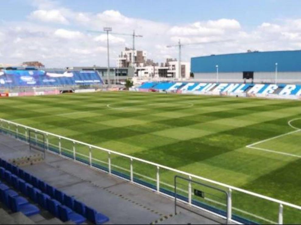 Vista del pequeño estadio Fernando Torres de Fuenlabrada, desde la tribuna principal, lugar donde jugará por primera vez en su historia el Real Zaragoza este miércoles.