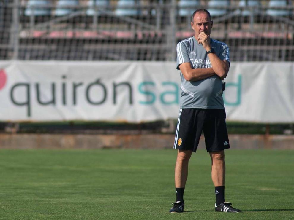 Víctor Fernández, pensativo, en el entrenamiento del equipo en la Ciudad Deportiva.