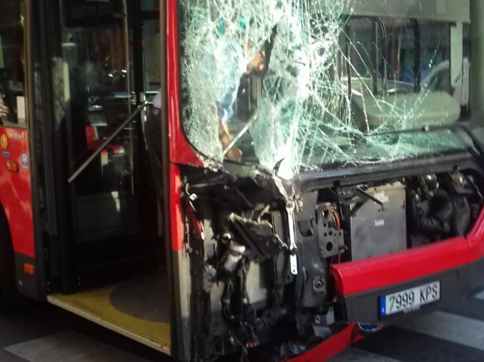 Así ha quedado uno de los autobuses implicados en el choque