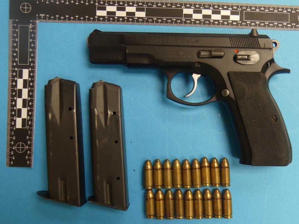 Entre los objetos intervenidos se encuentra una pistola de 9 milímetros.