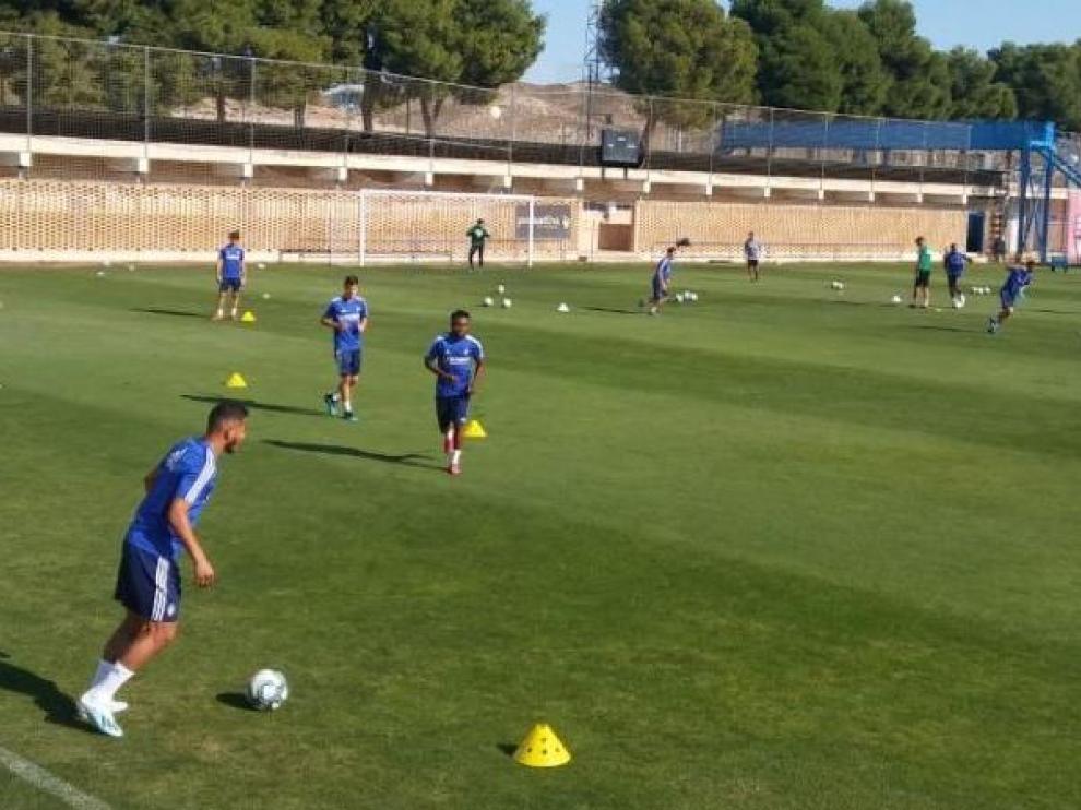 Igbekeme, en el centro de la imagen, durante el entrenamiento matinal de este miércoles en la Ciudad Deportiva.