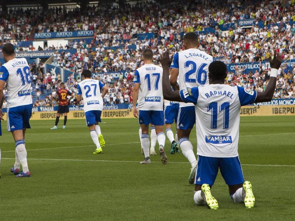 Celebración del 1-0 en el último triunfo del Real Zaragoza ante el Extremadura, por 3-1, en La Romareda.