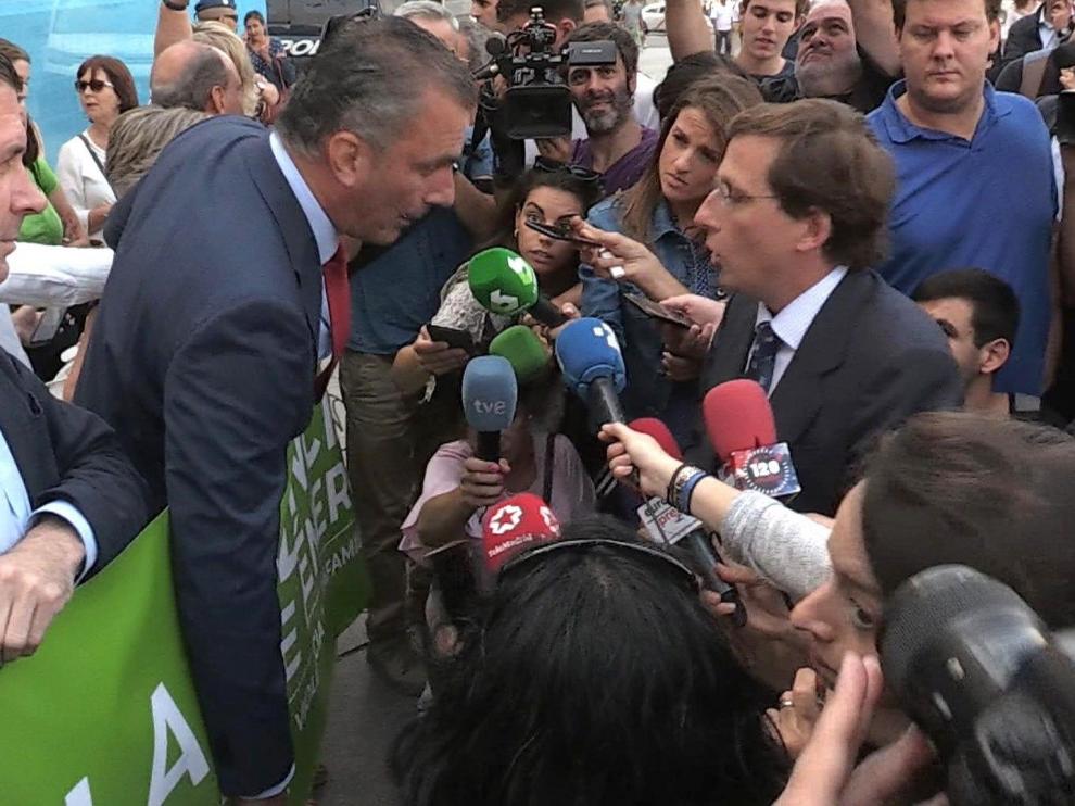 Martínez-Almeida y Ortega Smith se enzarzan en plena calle sobre la violencia machista por una pancarta de Vox