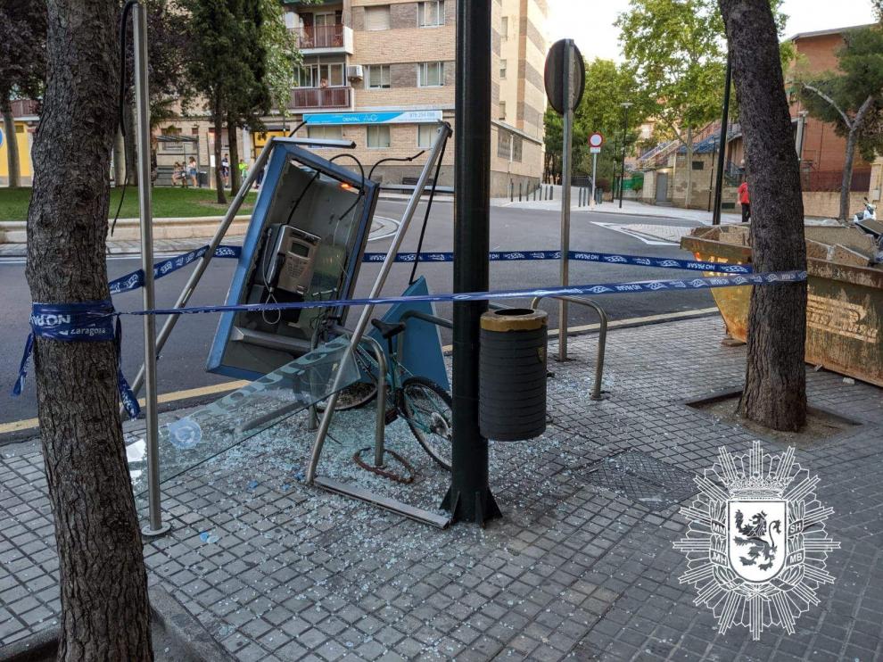 Estado en que ha quedado la cabina de teléfono, tras la colisión.